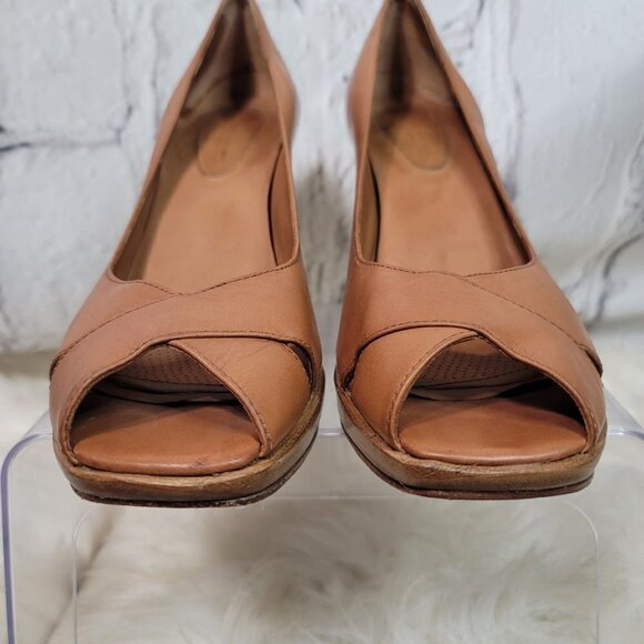 Corso Como Womens Sz 9.5 Tan Peep Toe Slip On Pumps Leather Heels Classic Office - Picture 3 of 12